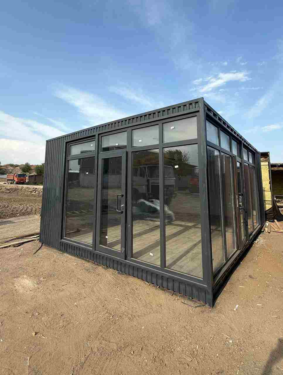 Павильон из 20 футовых контейнера