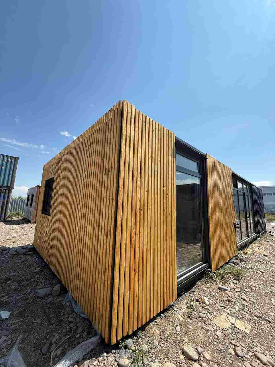 Жилой контейнер для офиса, изготовленный на базе 40-футового морского контейнера, с внешней отделкой под дерево